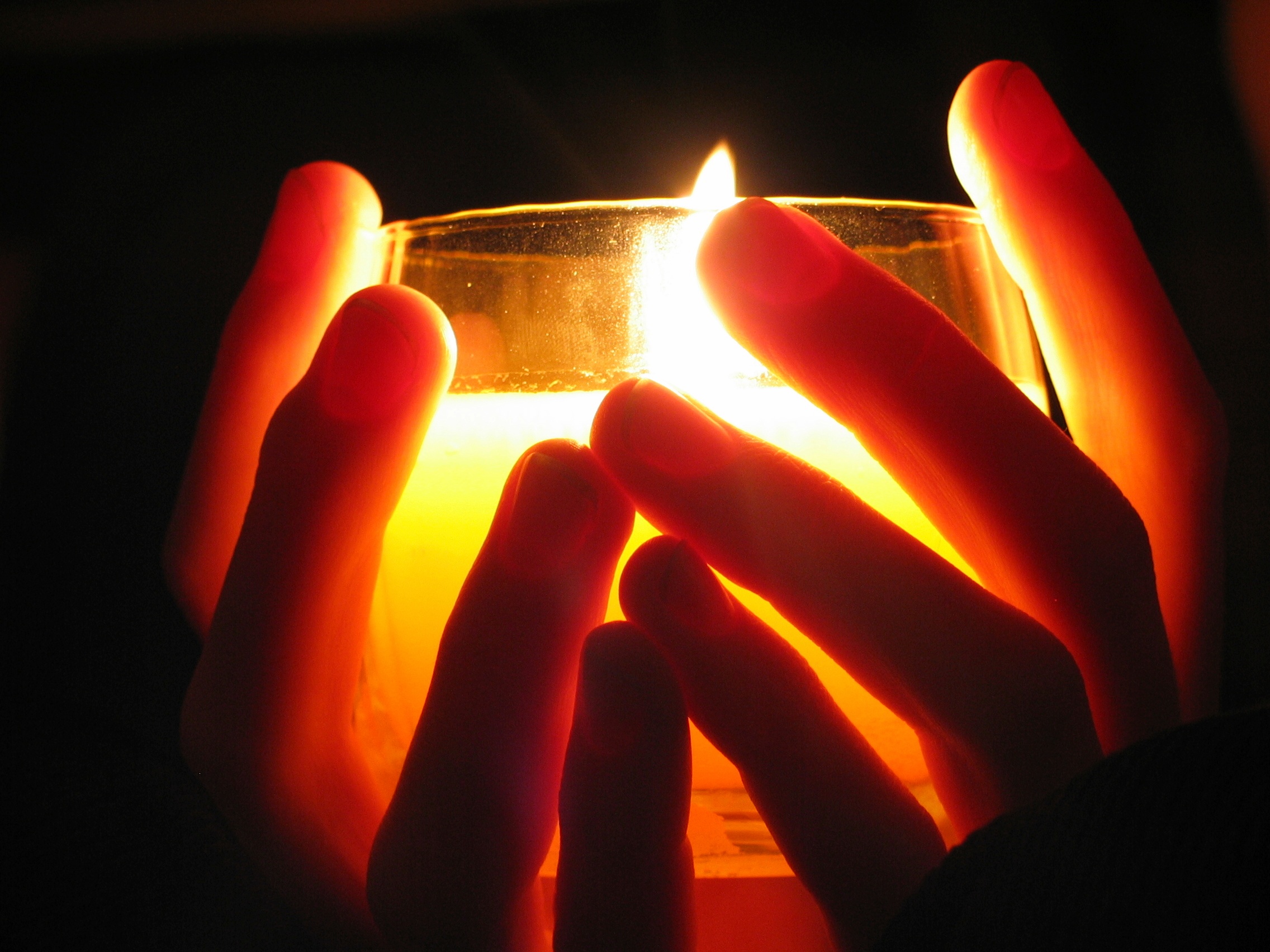 Свеча горит в руке. Свеча в руках. Свеча в ладонях. Ладошки со свечой. Зажженная свеча.